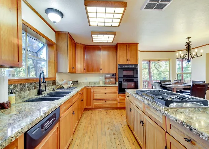 Holiday home Dreamy Deck Show On Over 2 Acres!